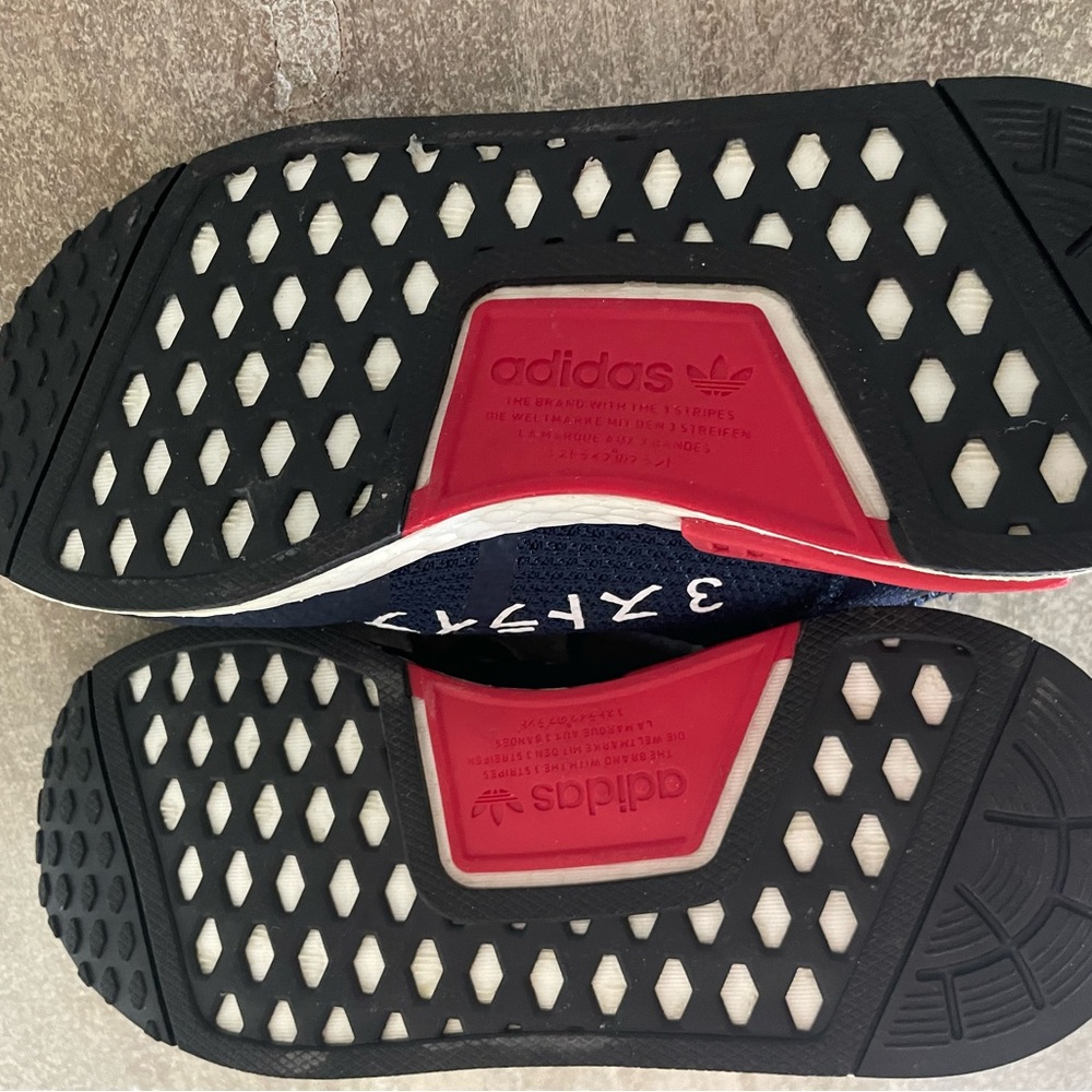 Adidas Boys size 1 NMD Sneakers - Picture 10 of 10